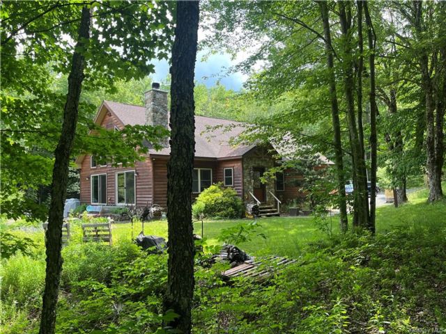  4 BR,  3.00 BTH &nbsp;Chalet style home in Jewett