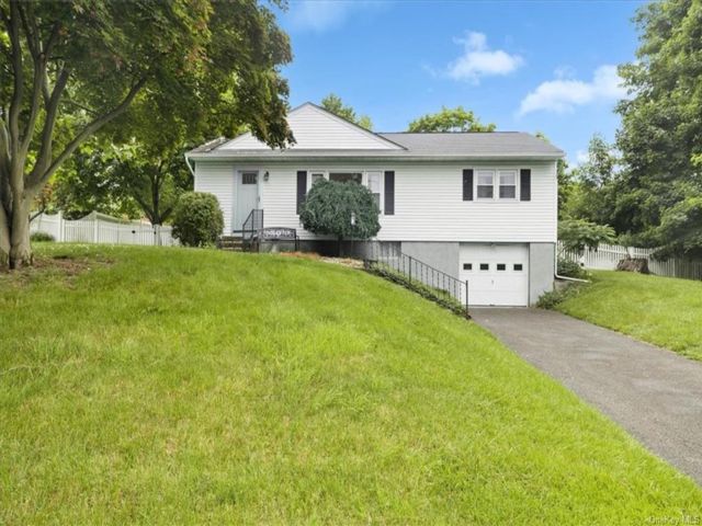  3 BR,  2.00 BTH &nbsp;Ranch style home in Newburgh