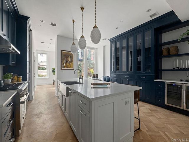  6 BR,  6.00 BTH &nbsp;House style home in New York (manhattan)