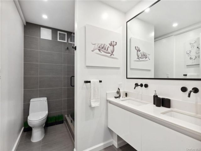  3 BR,  2.00 BTH &nbsp;Apartment style home in New York