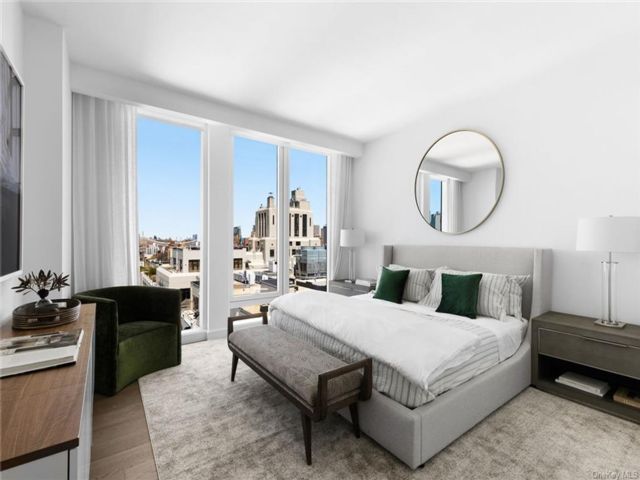  3 BR,  3.00 BTH &nbsp;House style home in Cobble Hill