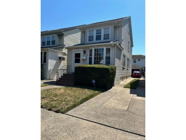  3 BR,  2.00 BTH &nbsp;Colonial style home in Bellerose