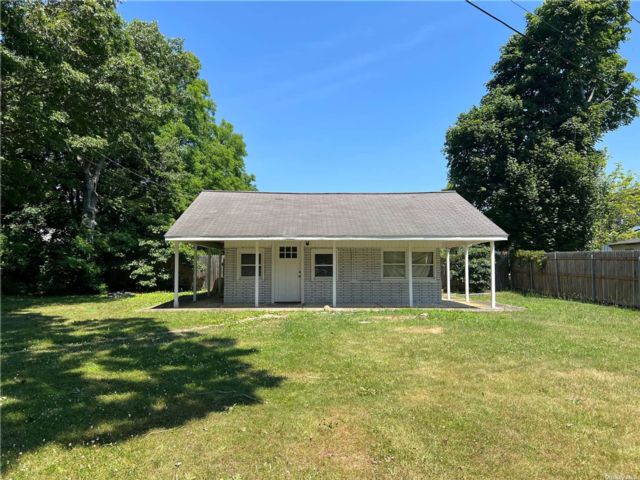  1 BR,  1.00 BTH &nbsp;Ranch style home in Shirley