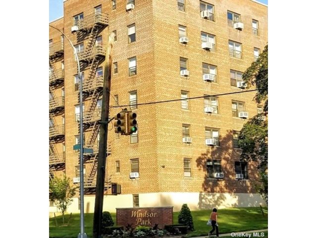  1 BR,  1.00 BTH &nbsp;High rise style home in Bayside