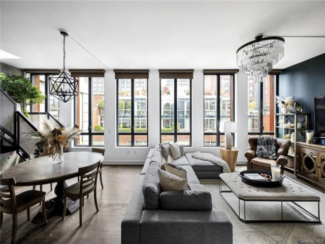  3 BR,  2.00 BTH &nbsp;House style home in Cobble Hill