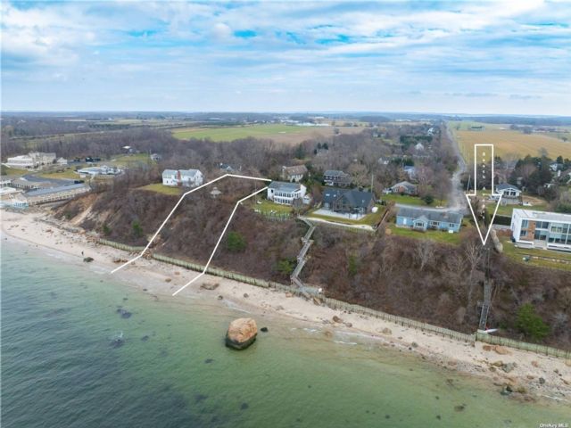 Lot <b>Size:</b> .58 &nbsp;Land style home in Cutchogue