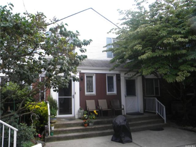  1 BR,  1.00 BTH &nbsp;Garden apartmen style home in Bayside