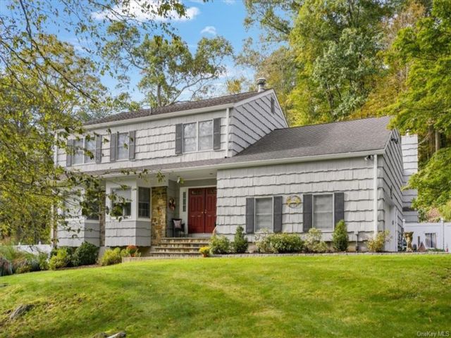  4 BR,  3.00 BTH &nbsp;Colonial style home in Cortlandt