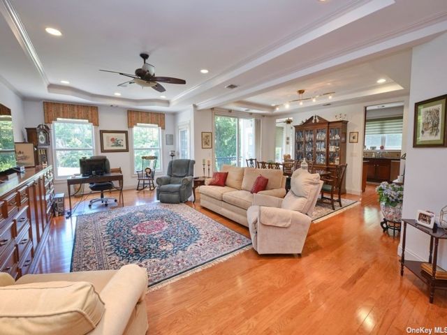  2 BR,  2.00 BTH &nbsp;Other style home in Westbury