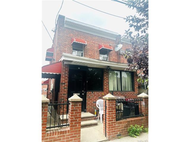  3 BR,  2.00 BTH &nbsp;House style home in New York