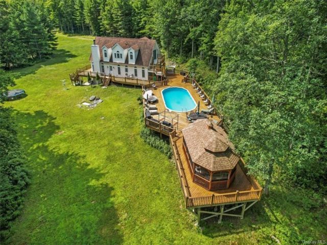  4 BR,  4.00 BTH &nbsp;Cape cod style home in Wurtsboro