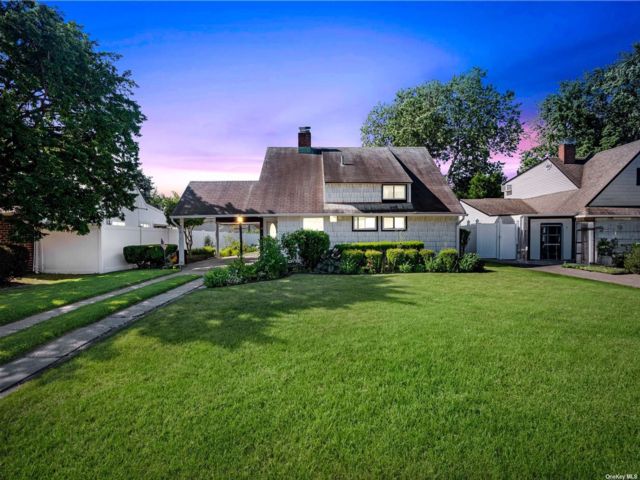  4 BR,  1.00 BTH &nbsp;Exp ranch style home in Hicksville