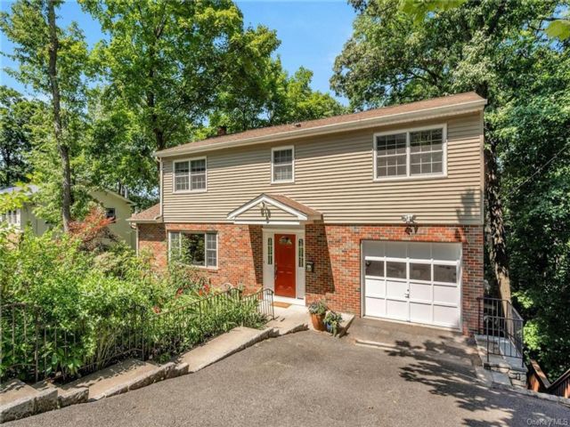  5 BR,  4.00 BTH &nbsp;Colonial style home in Greenburgh