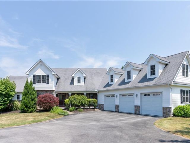  4 BR,  4.00 BTH &nbsp;Contemporary style home in Pleasant Valley