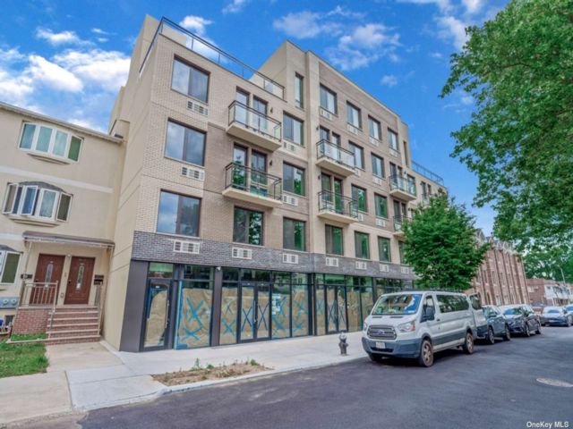  1 BR,  1.00 BTH &nbsp;Mid-rise style home in Fresh Meadows