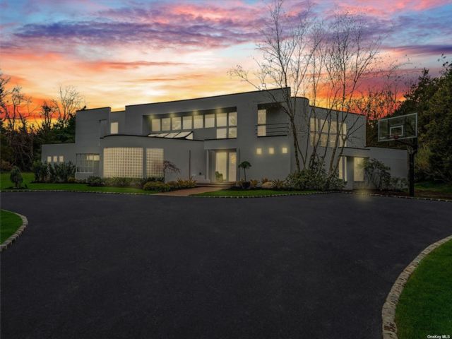  6 BR,  7.00 BTH &nbsp;Contemporary style home in Laurel Hollow