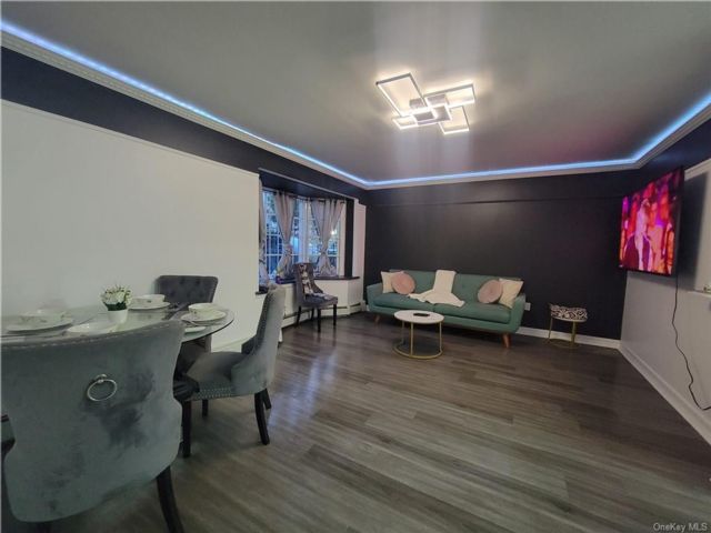  6 BR,  4.00 BTH &nbsp;House style home in Longwood