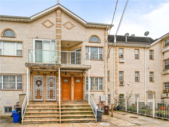  8 BR,  4.00 BTH &nbsp;House style home in Ozone Park