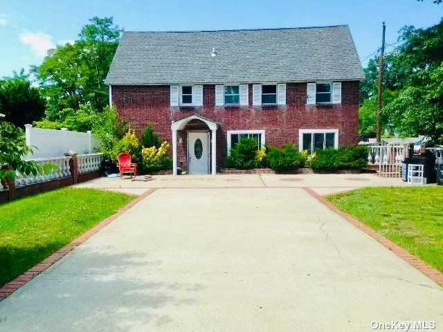  7 BR,  3.00 BTH &nbsp;Contemporary style home in Uniondale