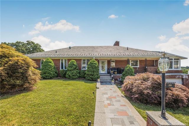  3 BR,  3.00 BTH &nbsp;Ranch style home in Scarsdale