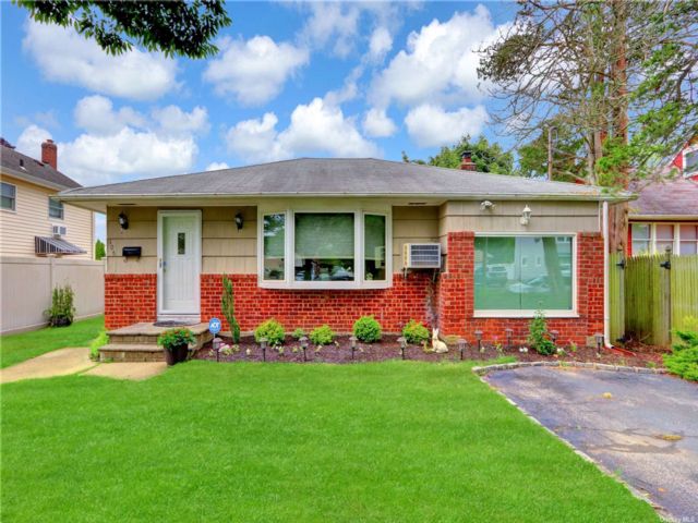  3 BR,  1.00 BTH &nbsp;Ranch style home in Massapequa