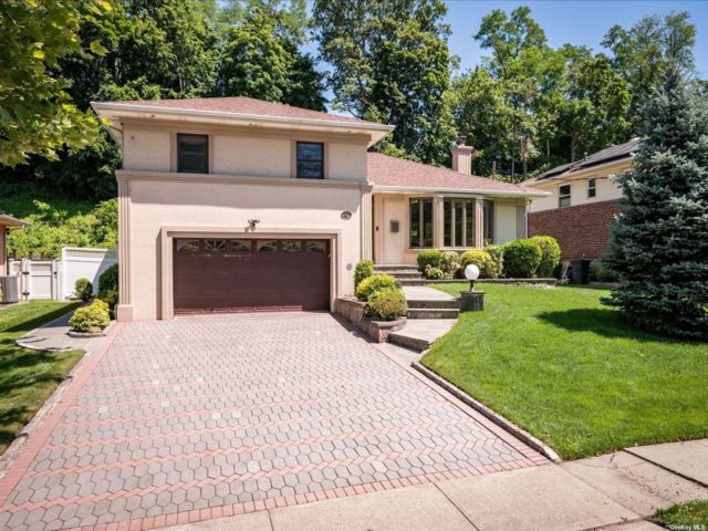  3 BR,  3.00 BTH &nbsp;Split level style home in Roslyn Heights