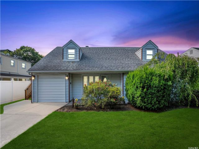  5 BR,  2.00 BTH &nbsp;Exp cape style home in Oyster Bay