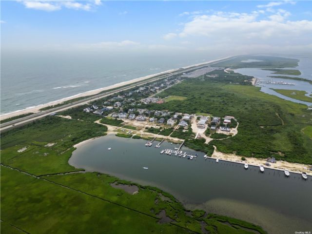  4 BR,  4.00 BTH &nbsp;Contemporary style home in West Gilgo Beach