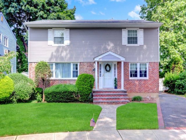  4 BR,  2.00 BTH &nbsp;Colonial style home in Malverne