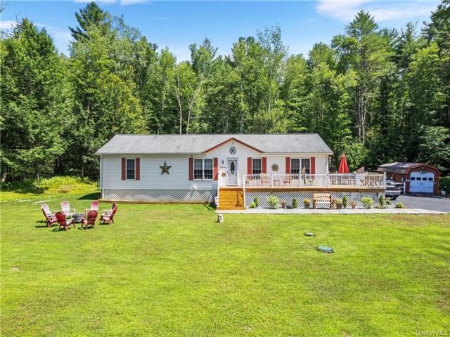  3 BR,  2.00 BTH &nbsp;Bi-level style home in Bethel