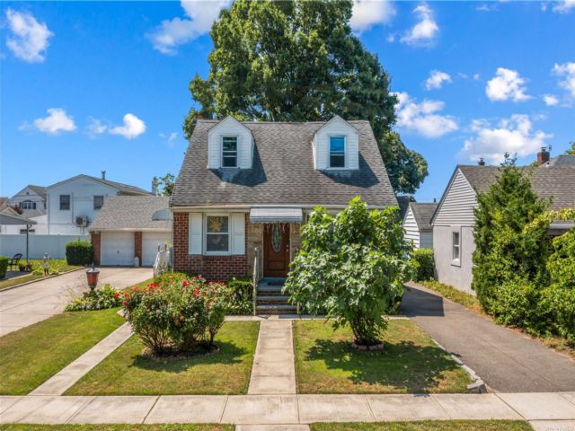  4 BR,  2.00 BTH &nbsp;Cape cod style home in North Hempstead