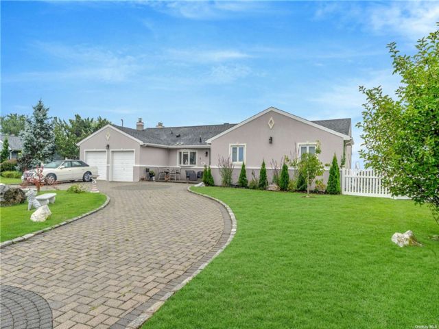  3 BR,  3.00 BTH &nbsp;Exp ranch style home in Amityville