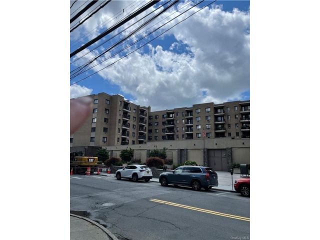  2 BR,  2.00 BTH &nbsp;Mid-rise style home in Greenburgh