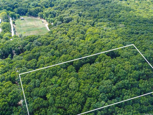 Lot <b>Size:</b> 1.83 &nbsp;Land style home in Sag Harbor
