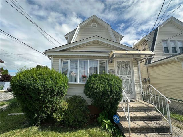  3 BR,  1.00 BTH &nbsp;Colonial style home in 