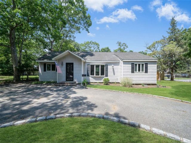  4 BR,  2.00 BTH &nbsp;Ranch style home in East Islip
