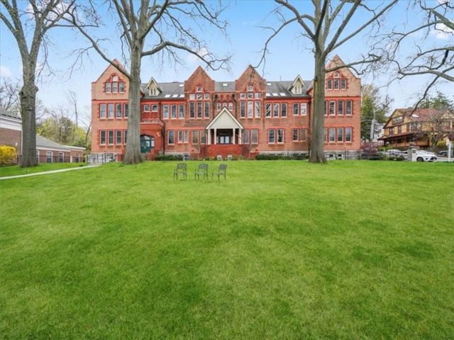  2 BR,  2.00 BTH &nbsp;Condo style home in Tarrytown