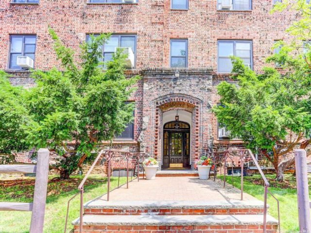  2 BR,  2.00 BTH &nbsp;Mid-rise style home in Woodmere