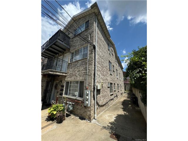10 BR,  7.00 BTH &nbsp;House style home in Esplanade
