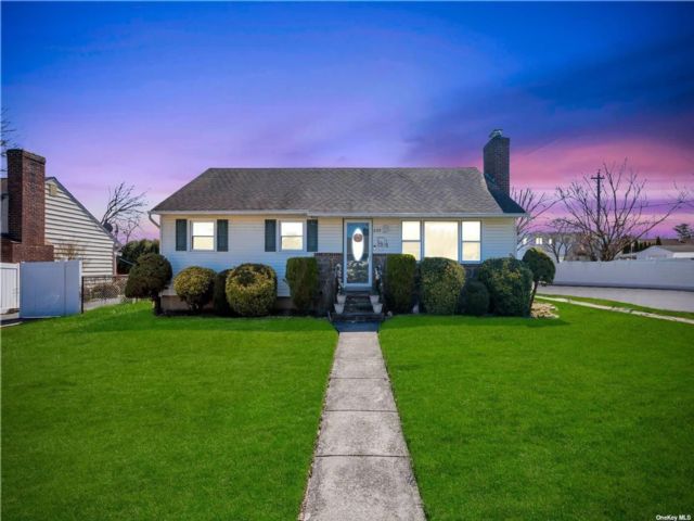  2 BR,  2.00 BTH &nbsp;Ranch style home in Oyster Bay