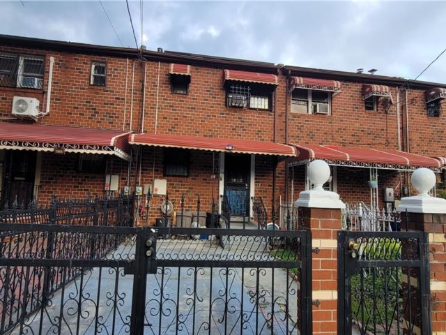  3 BR,  2.00 BTH &nbsp;House style home in New York