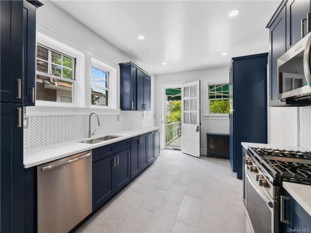  5 BR,  4.00 BTH &nbsp;Victorian style home in City Island