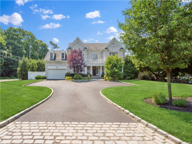  6 BR,  5.00 BTH &nbsp;Colonial style home in Glen Cove