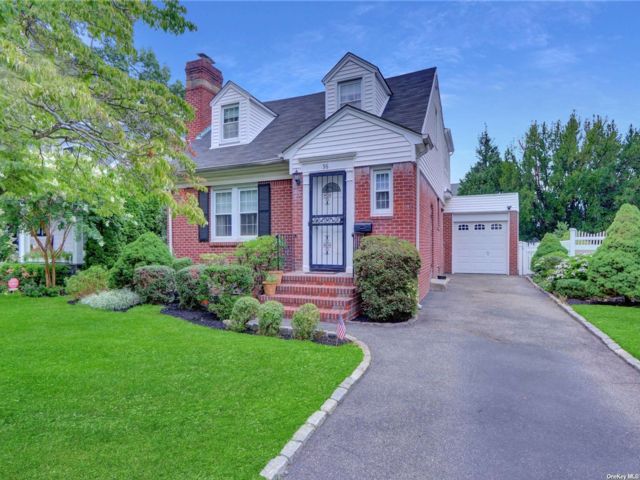  4 BR,  2.00 BTH &nbsp;Colonial style home in Hempstead