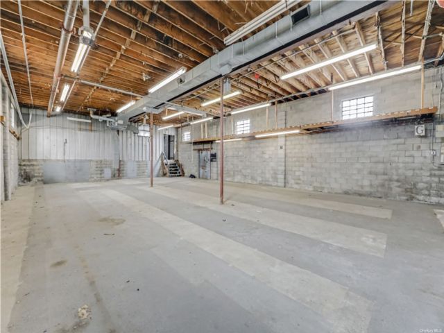 Studio,  0.00 BTH &nbsp;Commercial style home in Riverhead