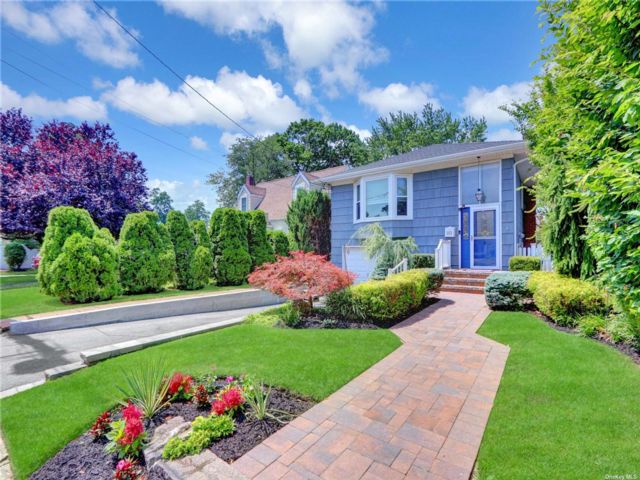  4 BR,  2.00 BTH &nbsp;Ranch style home in Babylon
