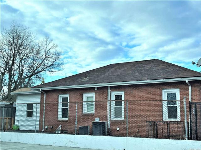 Studio,  0.00 BTH &nbsp;Commercial style home in Huntington Station