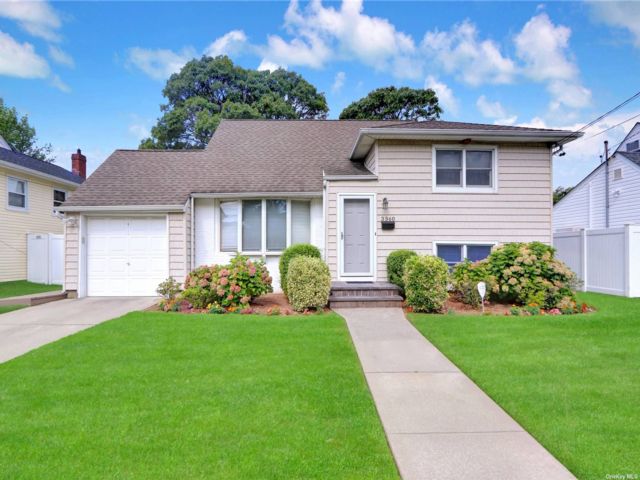  3 BR,  2.00 BTH &nbsp;Split level style home in Hempstead