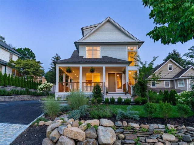  4 BR,  3.00 BTH &nbsp;Colonial style home in Cold Spring Harbor