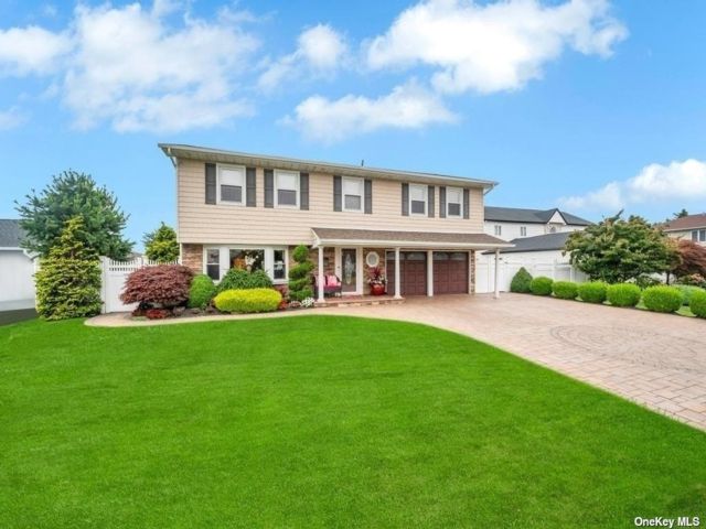 4 BR,  3.00 BTH &nbsp;Colonial style home in West Islip
